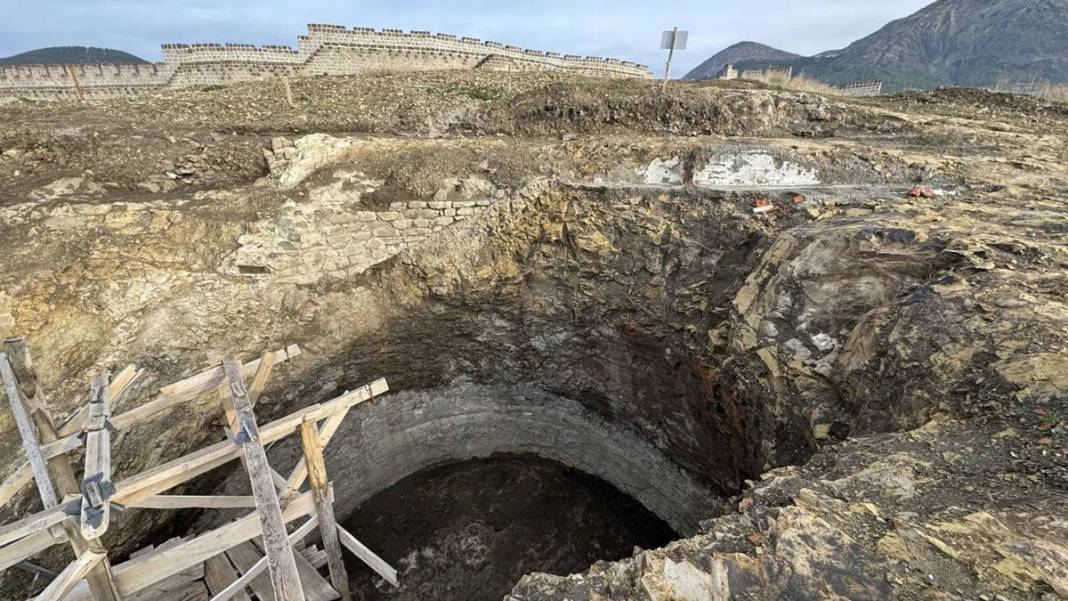 Türk bayrağı dikmek için toprağı kazınca şoke oldular! Kazdıkça yenisi çıkıyor. Yetkililer bölgeyi incelemeye aldı 19